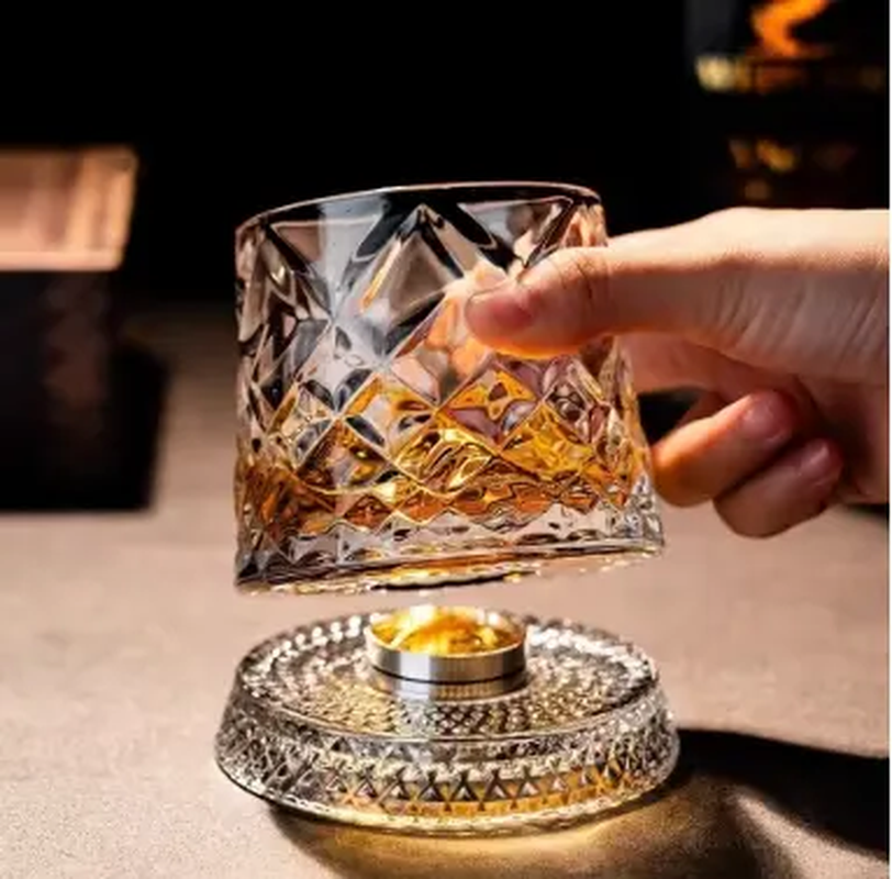 Rotating Whiskey Glass Crystal Whiskey & Rum Glass for Cocktail Parties 360° Rotating Base Premium Crystal Elegant Modern Design Comfortable Grip Stable Spin Versatile Drinkware